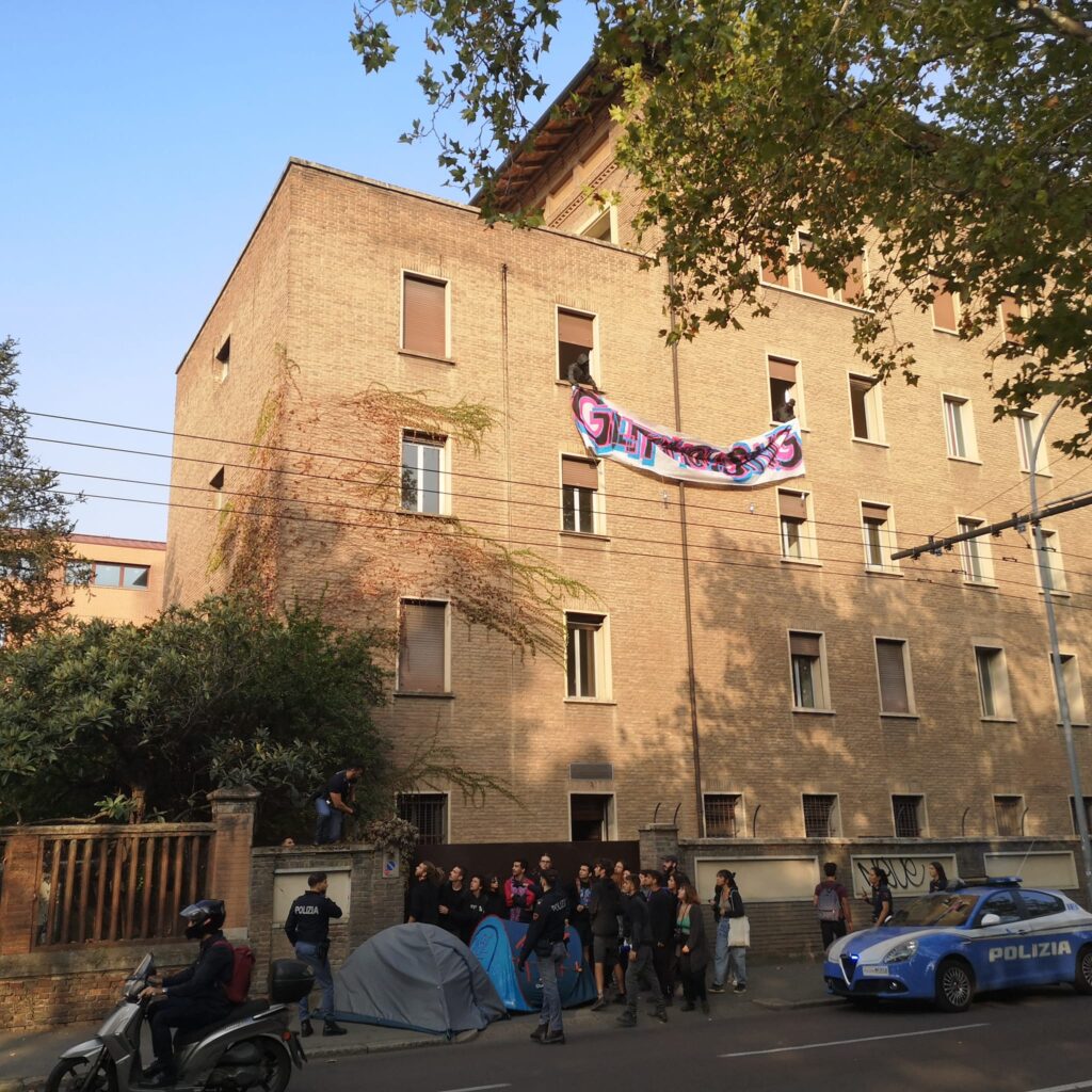 Collettivo annuncia: abbiamo occupato l’ex Istituto Zoni in viale Filopanti