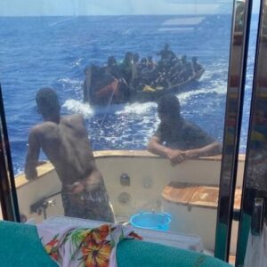Coppia di Bolognesi salva una barca con 27 persone a Lampedusa