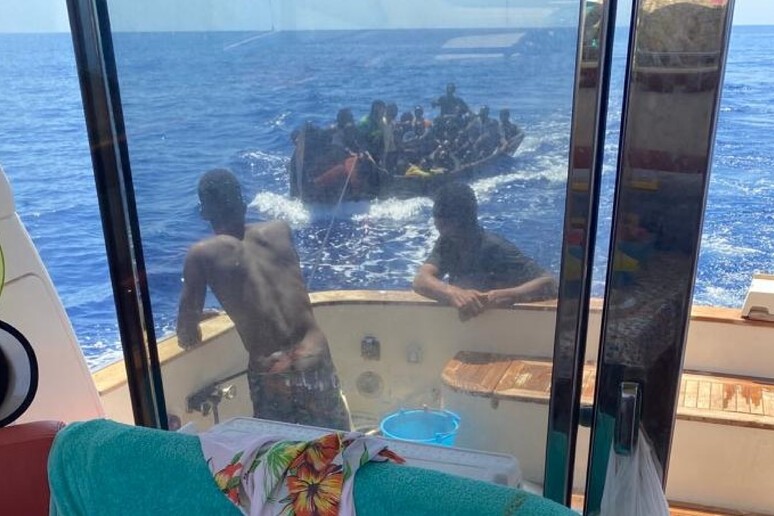 Coppia di Bolognesi salva una barca con 27 persone a Lampedusa
