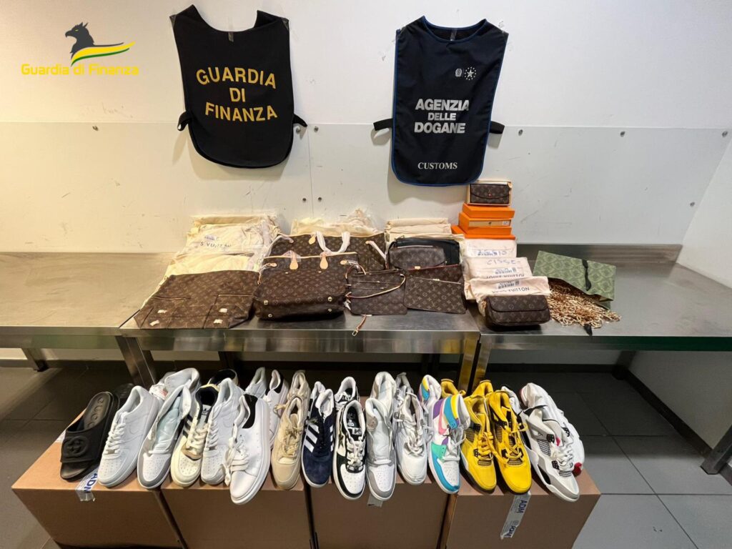 Più di 1.500 articoli contraffatti sequestrati a passeggeri in arrivo al Marconi