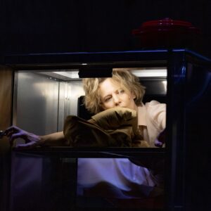 “La Locandiera” di Antonio Latella apre la stagione del Teatro Duse. Sonia Bergamasco nei panni di Mirandolina