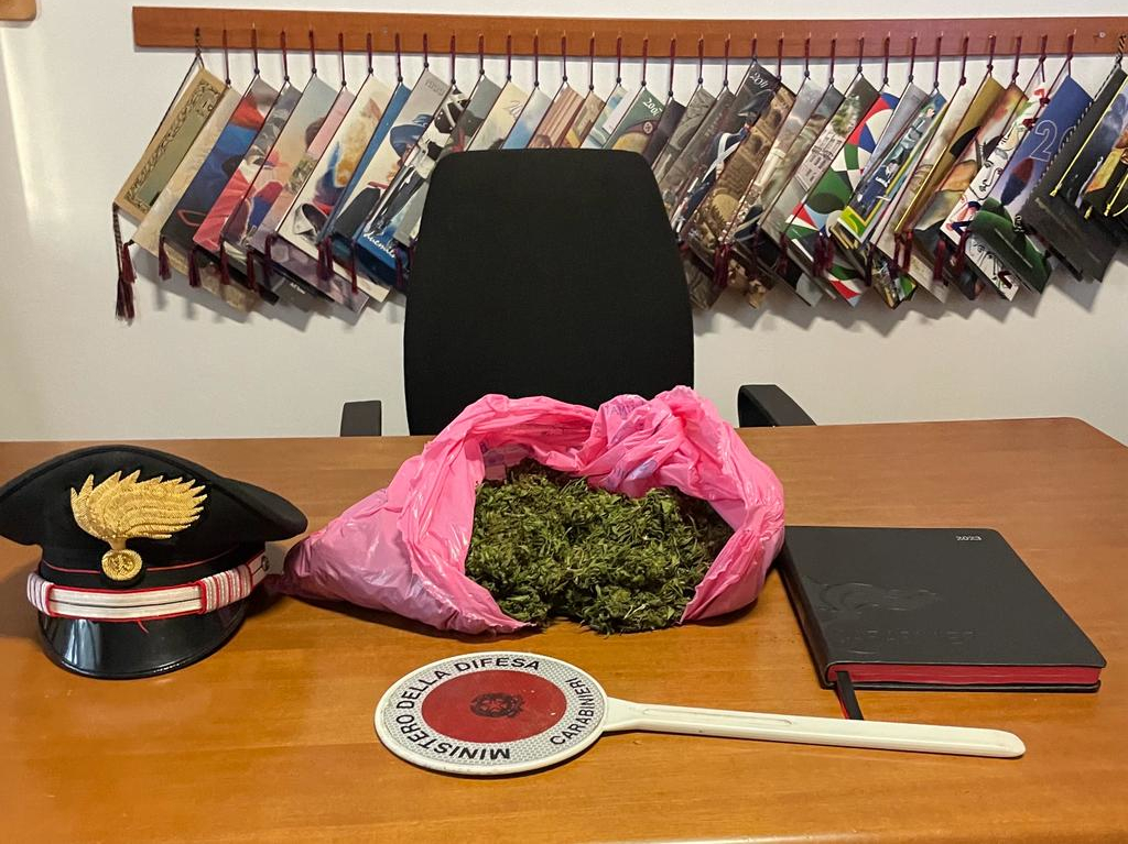 Ha in casa mezzo kg di marijuana e dice: “E’ per uso personale”