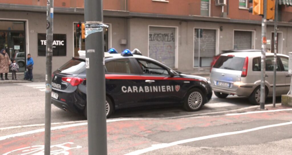 Aggredisce con un coltello i sanitari intervenuti per soccorrerlo