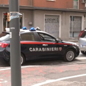 Aggredisce con un coltello i sanitari intervenuti per soccorrerlo