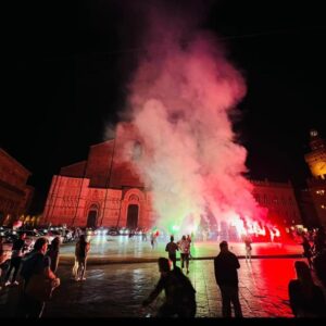 Clacson e fumogeni in Piazza Maggiore