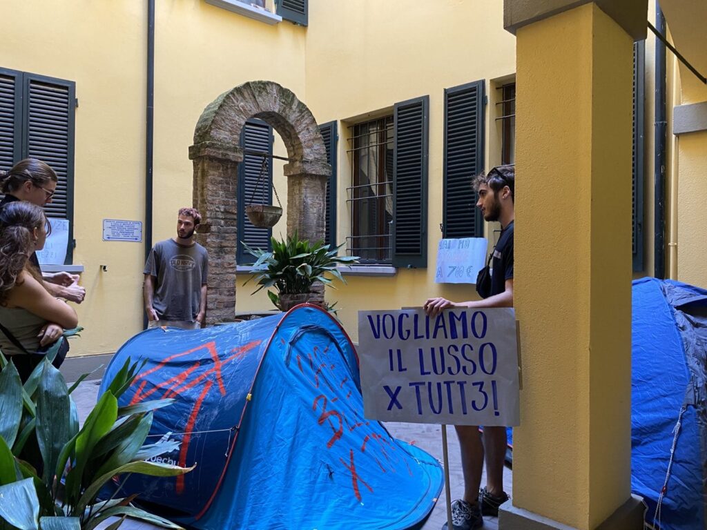 Gli attivisti del CUA occupano il Camplus di via Zamboni