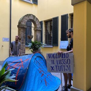 Gli attivisti del CUA occupano il Camplus di via Zamboni