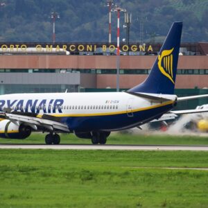 Anomalia sul Ryanair Bologna-Lamezia, il volo torna alla base