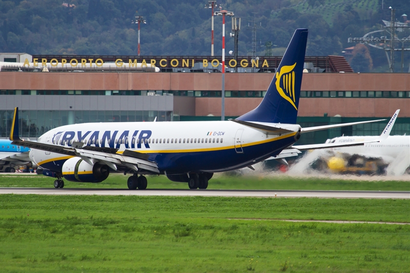 Anomalia sul Ryanair Bologna-Lamezia, il volo torna alla base