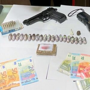 Ha in casa droga e armi, 24enne arrestato dai carabinieri