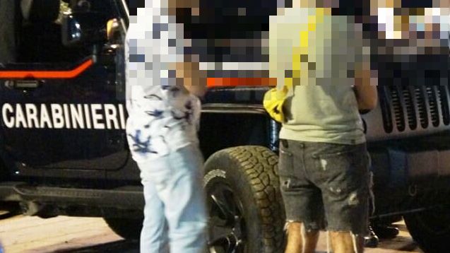 Due tredicenni armati di coltello rapinano un coetaneo