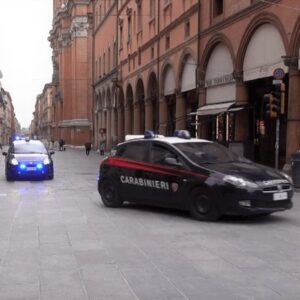 Borseggio in pieno giorno in via Indipendenza, ladra arrestata