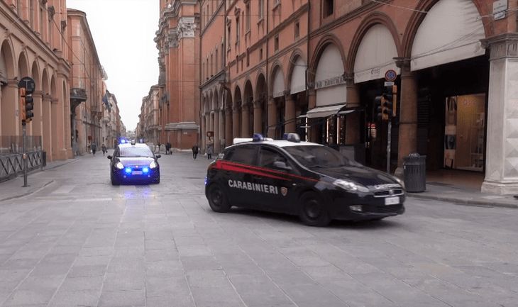 Borseggio in pieno giorno in via Indipendenza, ladra arrestata