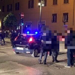 Spacciatore denunciato dai carabinieri in Piazza Aldrovandi