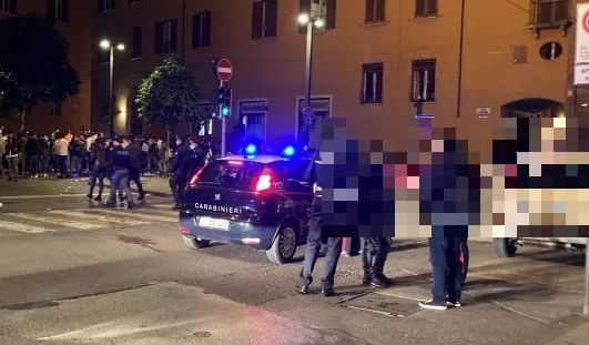 Spacciatore denunciato dai carabinieri in Piazza Aldrovandi