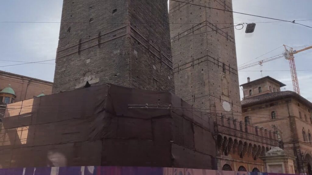 Garisenda: piazza Ravegnana resterà chiusa per anni. Bus deviati e blocco su via San Vitale