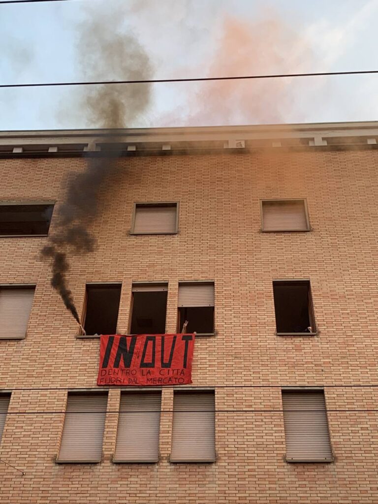 Il Collettivo occupa pure gli immobili della Chiesa: quelli dei centri sociali dove un tempo c’erano le Suore Mantellate