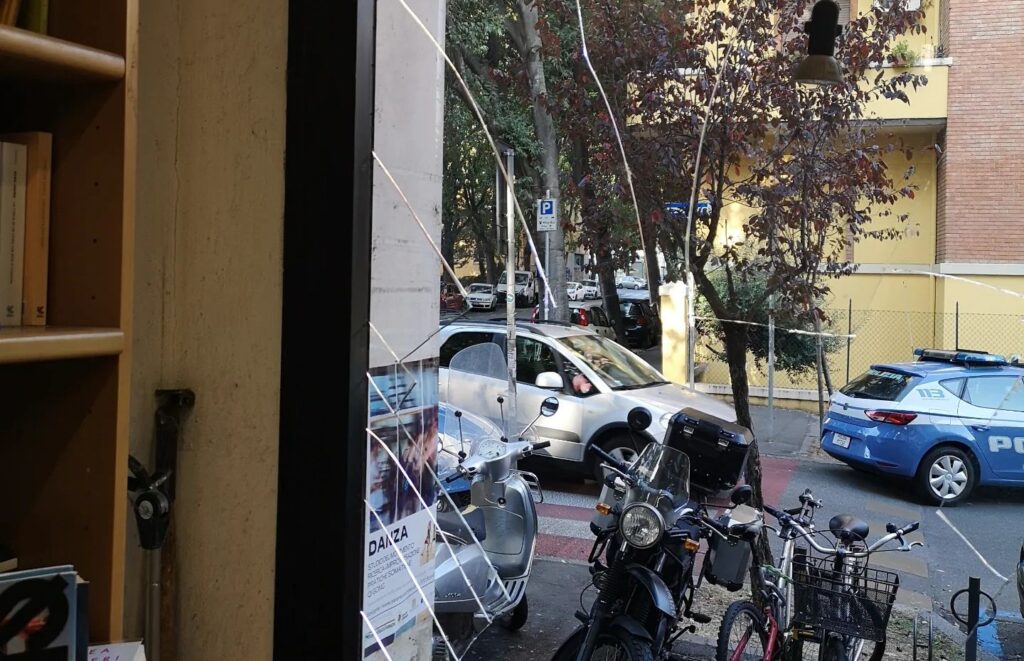 Spaccata alla libreria Ulisse, svaligiato anche un bar vicino