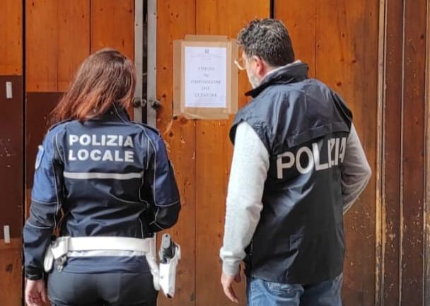 Vende alcolici fuori orario, locale in via Petroni chiuso per 7 giorni