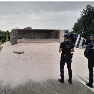 San Lazzaro: camion si ribalta e disperde un carico di sabbia