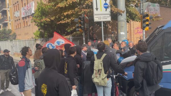 Sgombero in corso all’Istituto Santa Giuliana di via Mazzini. Strada chiusa