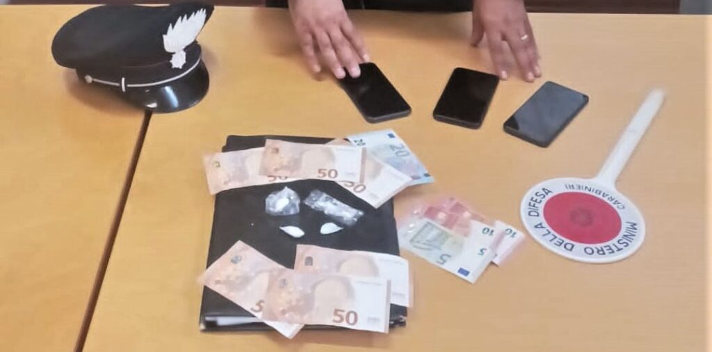 Guida senza patente, sfugge ai carabinieri e butta droga dal finestrino