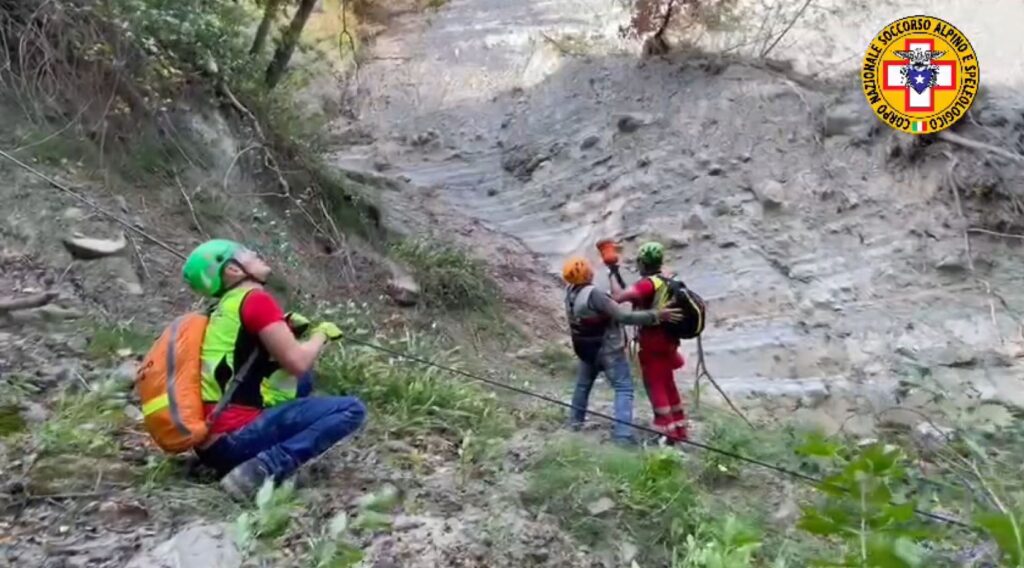 Fungaiolo scivola in un calanco, salvato dal Soccorso Alpino