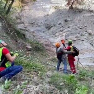 Fungaiolo scivola in un calanco, salvato dal Soccorso Alpino