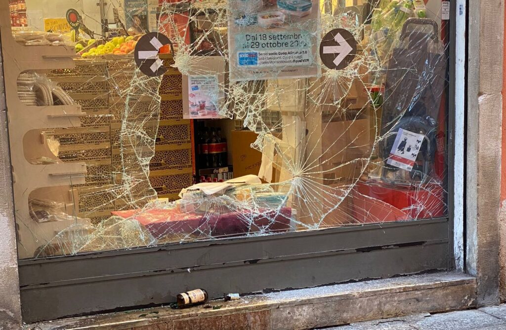 Furto con spaccata alla Coop di via Oberdan