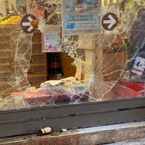 Furto con spaccata alla Coop di via Oberdan