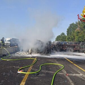 Tir si ribalta e prende fuoco in A14, chiuso per 5 ore il tratto Forlì-Faenza