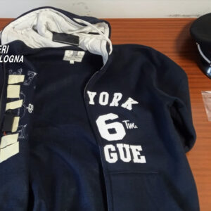 Con una microcamera nella felpa tenta di imbrogliare all’esame di guida