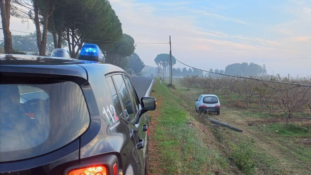 Esce di strada e finisce contro un palo: aveva la patente scaduta da 10 anni