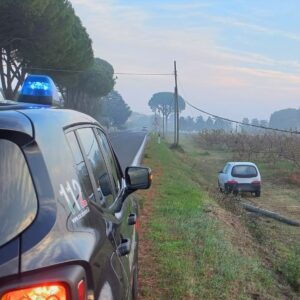 Esce di strada e finisce contro un palo: aveva la patente scaduta da 10 anni