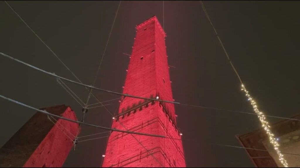 La torre degli Asinelli illuminata dal 7 Dicembre