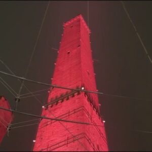 La torre degli Asinelli illuminata dal 7 Dicembre