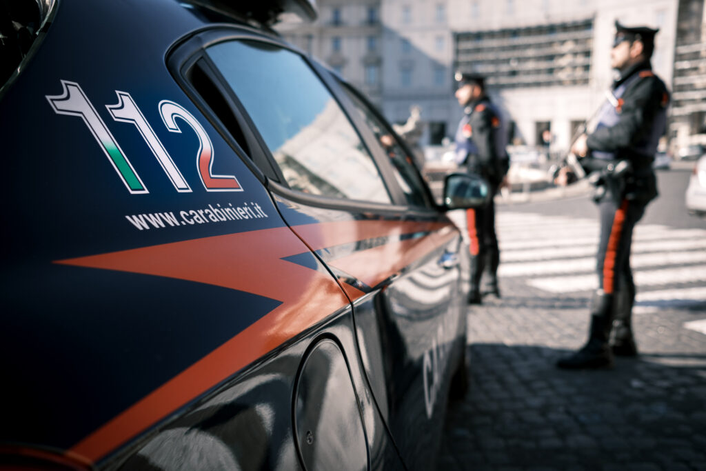 Paura e rapina davanti a un bar: arrestato un 17enne