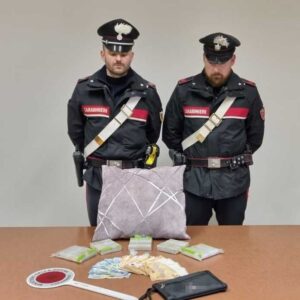 Ignorano l’alt dei carabinieri: nel suv nascondono un chilo di hashish