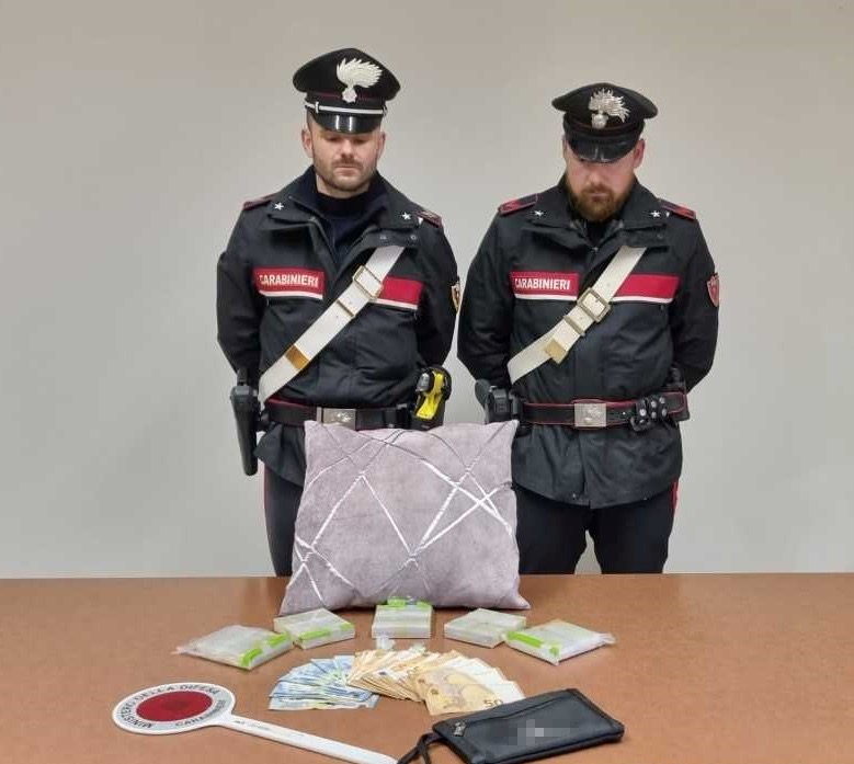 Ignorano l’alt dei carabinieri: nel suv nascondono un chilo di hashish