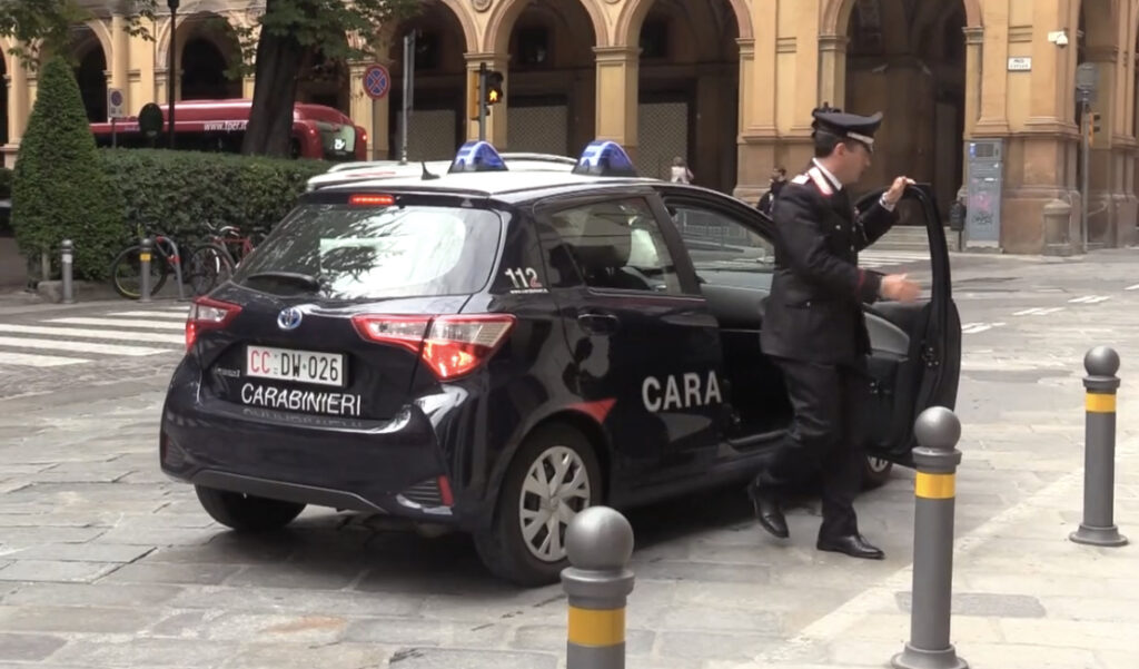 Spaventa i passanti con una catena