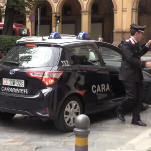 Spaventa i passanti con una catena
