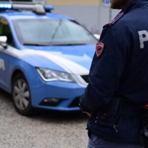 Finto perito del tribunale truffa anziano in casa: rintracciato dalla polizia in treno