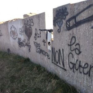 Imbrattato il monumento ai Caduti di Sabbiuno