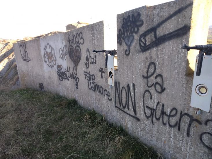 Imbrattato il monumento ai Caduti di Sabbiuno