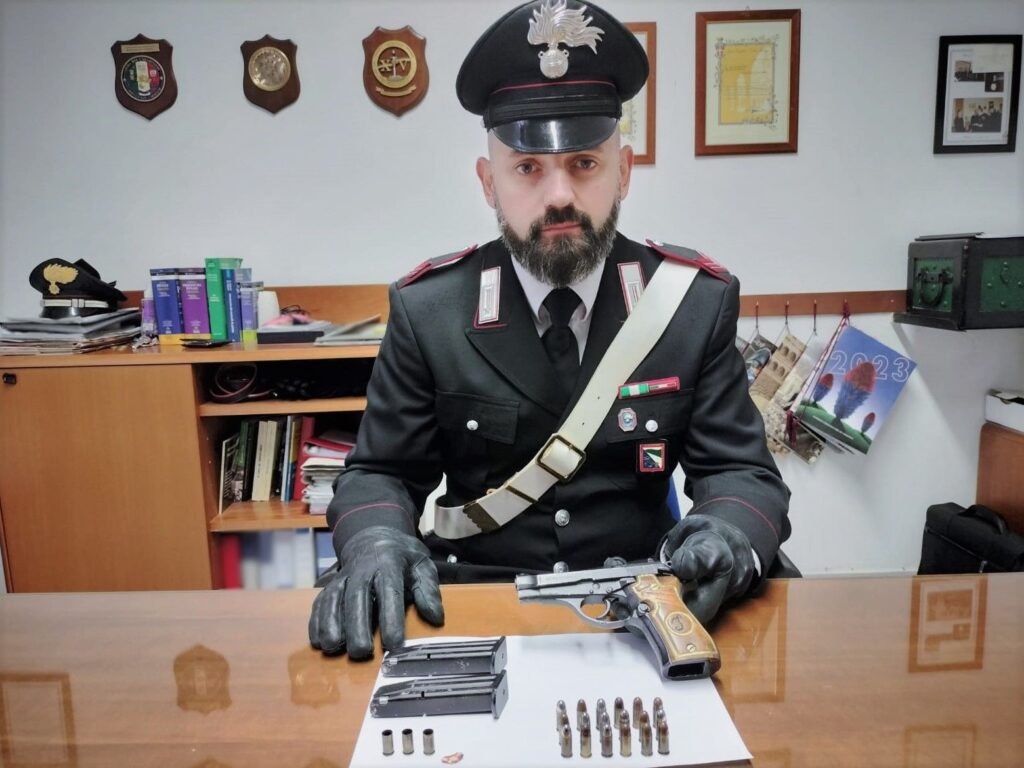 Spara in cortile con una pistola clandestina: arrestato 50enne