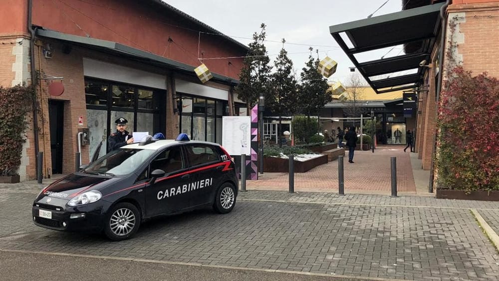 Tre minorenni rubano felpe e scarpe all’outlet di Castel Guelfo