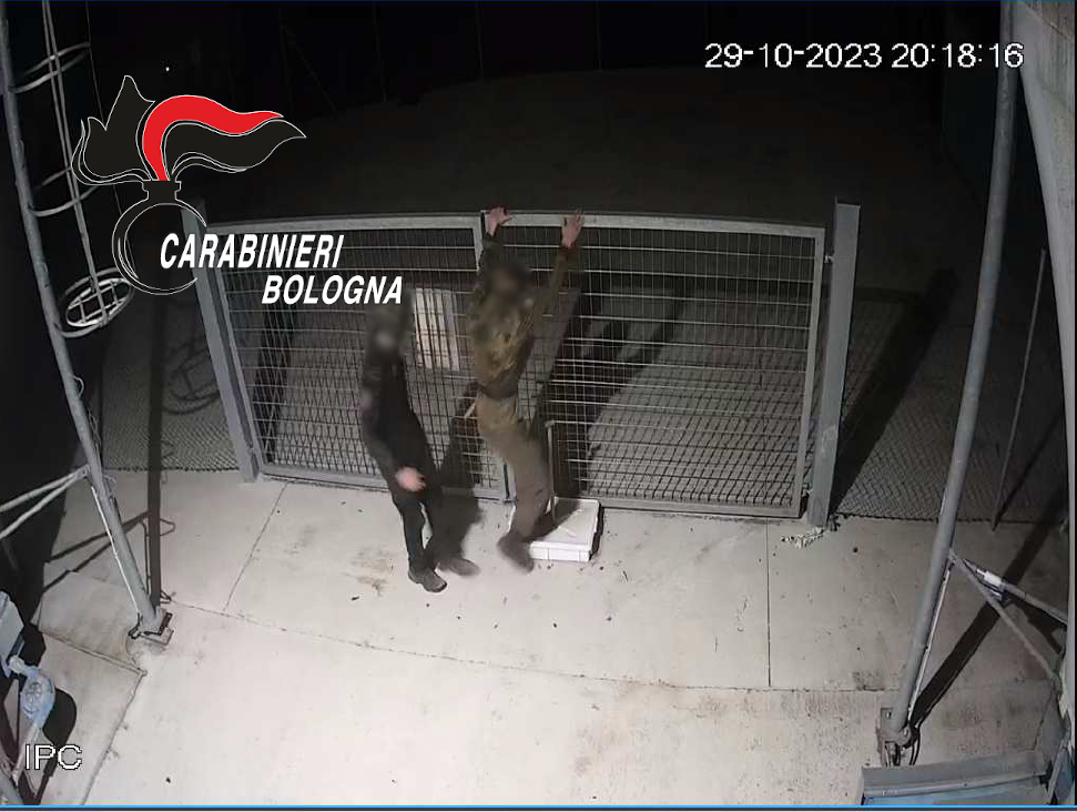 Mascherati da Stalin per assaltare un’azienda avicola