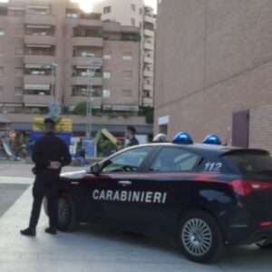 Borseggia un’anziana al supermercato