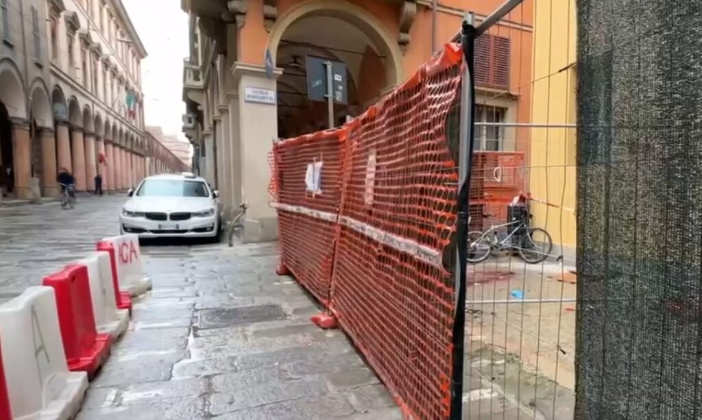 Gravissimo operaio caduto in un cantiere in Strada Maggiore