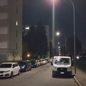 Incidente in via Mondolfo: ancora gravi le condizioni della 43enne travolta da un’auto